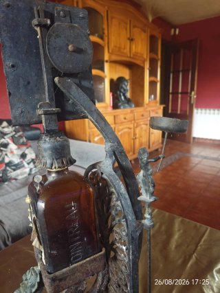 Botellero antiguo con llave
