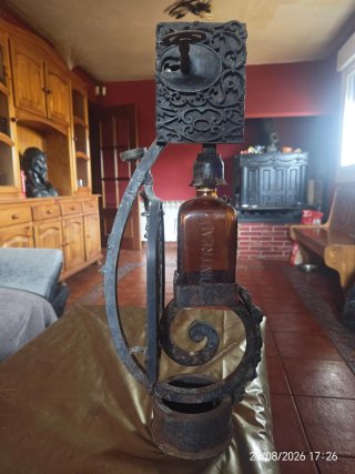 Botellero antiguo con llave