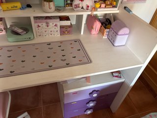 Escritorio infantil blanco y morado
