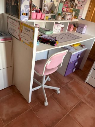 Escritorio infantil blanco y morado