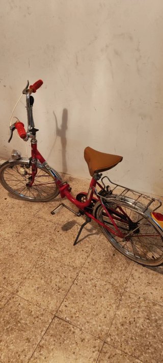 Bicicleta plegable urbana roja. Marca Torrot