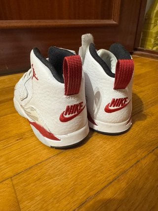 Deportivas Jordan Niño Blancas y Rojas