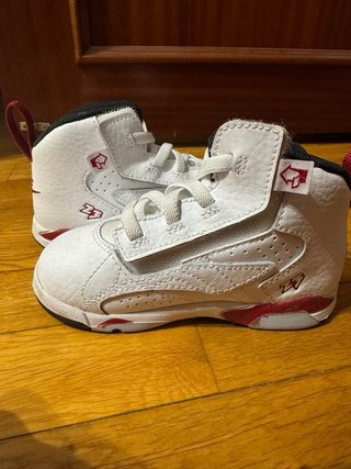 Deportivas Jordan Niño Blancas y Rojas