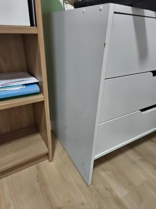 Cómoda blanca.