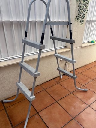Escalera para piscina de metal y plástico