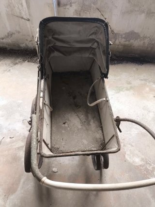 Cochecito de bebé antiguo