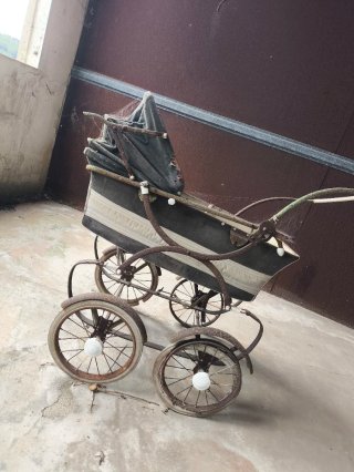 Cochecito de bebé antiguo