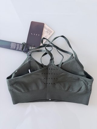 Top deportivo espalda cruzada de BORN (Talla S)