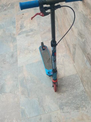 Patinete Decathlon azul y rojo