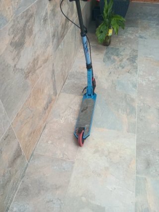 Patinete Decathlon azul y rojo
