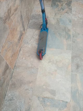 Patinete Decathlon azul y rojo