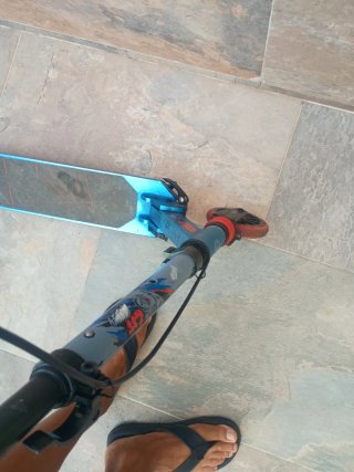 Patinete Decathlon azul y rojo