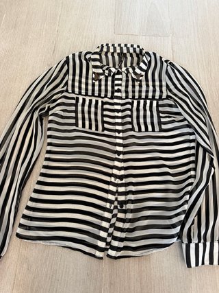 Blusa de rayas blancas y negras