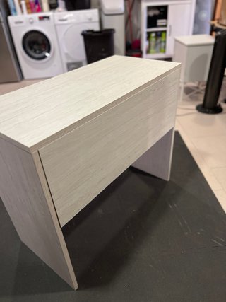 Escritorio de madera claro