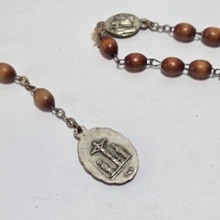 Rosario vintage in legno e placchette in metallo