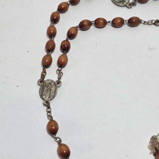 Rosario vintage in legno e placchette in metallo