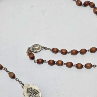 Rosario vintage in legno e placchette in metallo