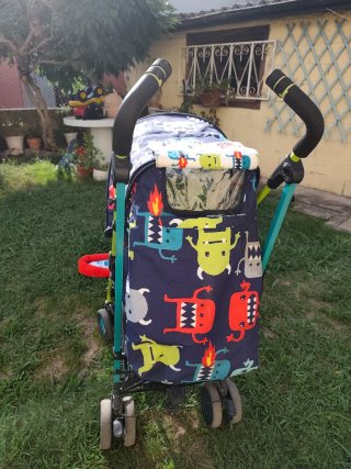 Silla de paseo Cosatto con estampado de monstruos