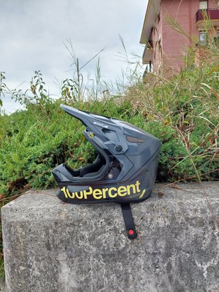 Casco MTB 100% Status Negro