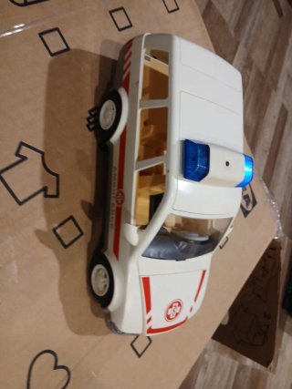 Ambulancia de playmobil con luces Este 10€