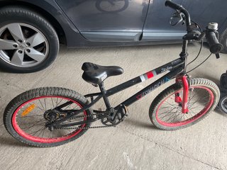 Bicicleta BMX Itsmagical Negra y Roja