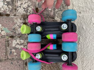 Pattini a rotelle neri e fucsia Taglia 35-36