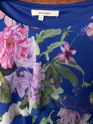 Vestido azul con estampado floral y volantes