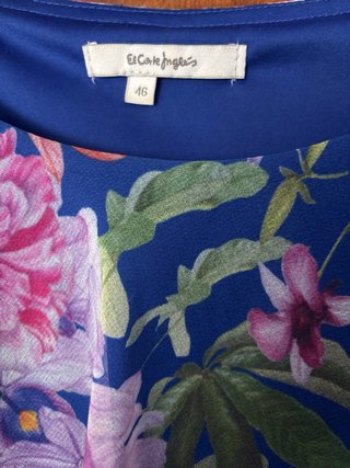 Vestido azul con estampado floral y volantes