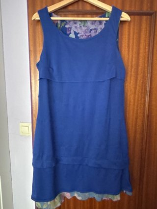 Vestido azul con estampado floral y volantes