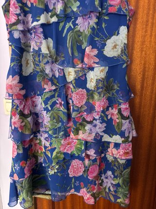 Vestido azul con estampado floral y volantes