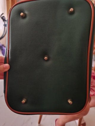 Neceser de piel verde y marrón