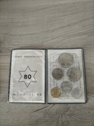Lote 2 estuches Serie Numismática Mundial España82