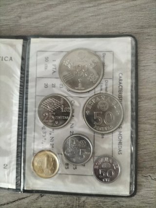 Lote 2 estuches Serie Numismática Mundial España82