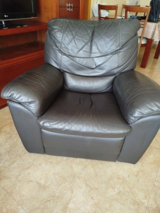 Sillón polipiel marrón, con funda. Negociable.