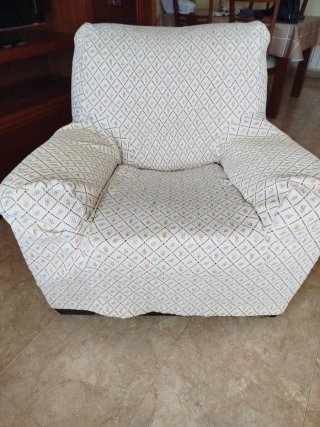 Sillón polipiel marrón, con funda. Negociable.