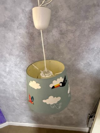 Lámpara infantil con tucanes y nubes