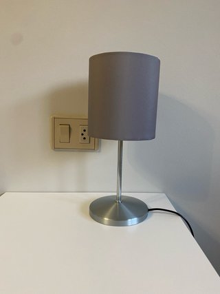 Lámpara de mesa gris y plateada