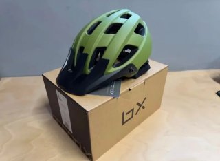Casco de bicicleta verde nuevo