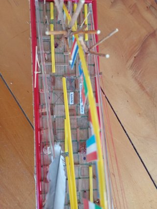 Modello Nave con Bandiere e Struttura in Legno