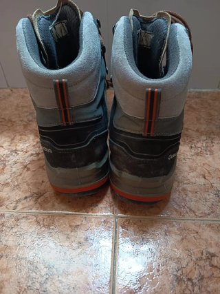 Botas de montaña azules y grises