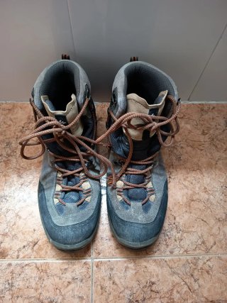 Botas de montaña azules y grises