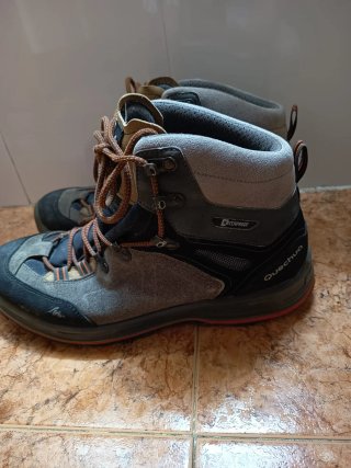 Botas de montaña azules y grises