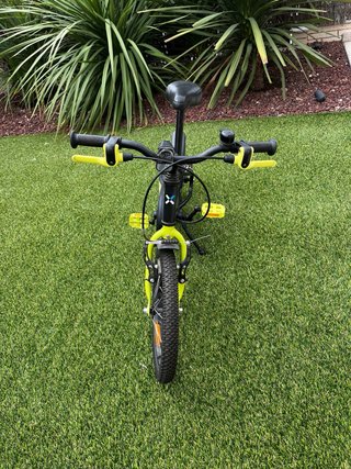 Bicicleta infantil Btwin negra y amarilla