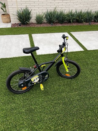 Bicicleta infantil Btwin negra y amarilla