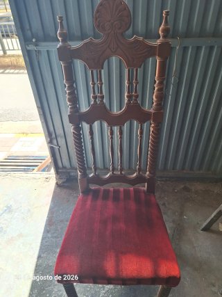 Silla de madera tallada con asiento de terciopelo