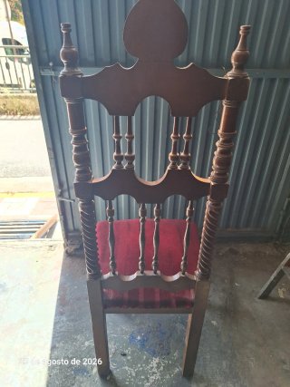 Silla de madera tallada con asiento de terciopelo