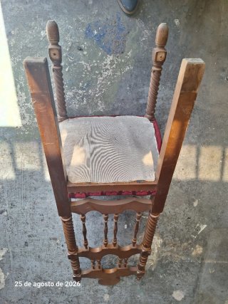 Silla de madera tallada con asiento de terciopelo
