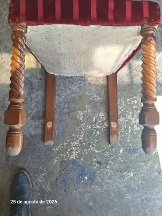 Silla de madera tallada con asiento de terciopelo