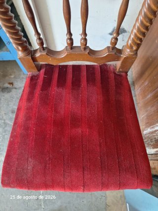 Silla de madera tallada con asiento de terciopelo