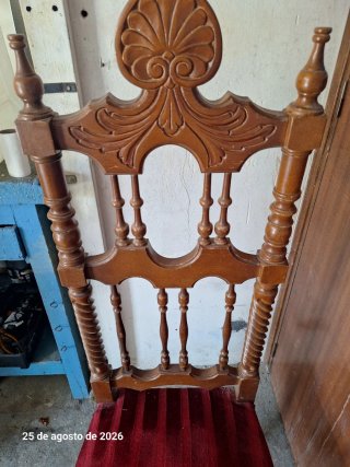 Silla de madera tallada con asiento de terciopelo